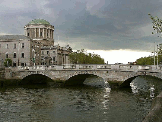 640px-Bridge_over_Liffy_river_in_Dublin
